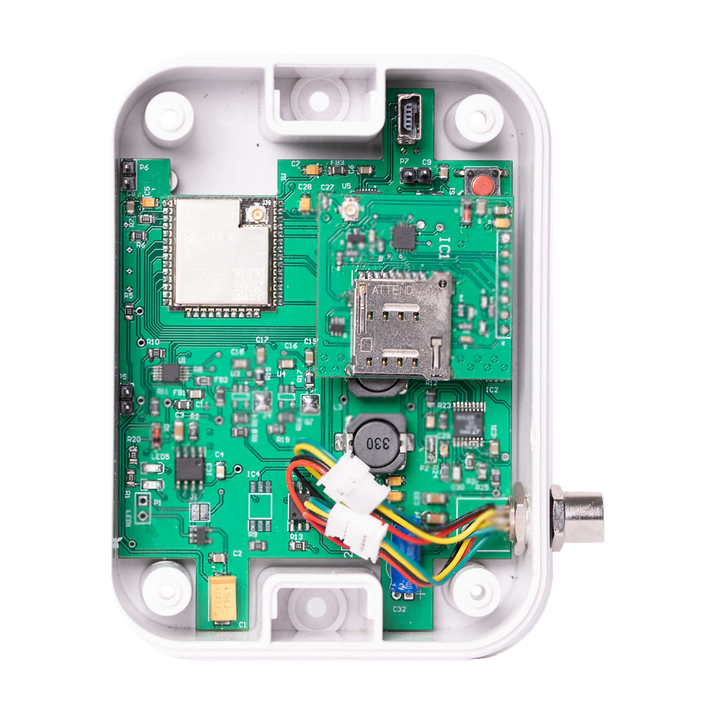 Controlador industrial NORVI EC-M11-EG-C1 — vista interior da caixa aberta, com placas eletrónicas e cablagem