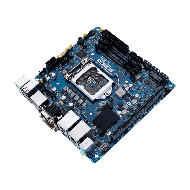 Placa industrial ASUS Q470EI-IM-A, vista oblíqua superior com socket e conectores